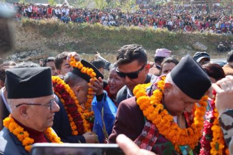 सम्माननीय प्रधानमन्त्री के.पी. शर्मा ओलीज्यूलाई स्वागत गर्नु हुँदै प्रदेश नं. १ का प्रदेश प्रमुख माननीय सोमनाथ अधिकारी ‘प्यासी’ज्यू